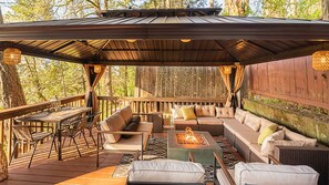 Outdoor dining - Walk to U of O! View with 2 decks/firepit/comfy! (Eugene)