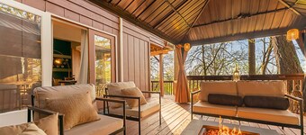 Walk to U of O! View with 2 decks/firepit/comfy!