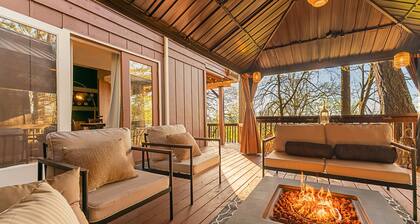 Walk to U of O! View with 2 decks/firepit/comfy!