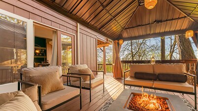 Walk to U of O! View with 2 decks/firepit/comfy!