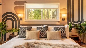 4 bedrooms, memory foam beds, desk, iron/ironing board - Walk to U of O! View with 2 decks/firepit/comfy! (Eugene)