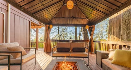 Walk to U of O! View with 2 decks/firepit/comfy!