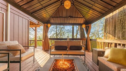 Walk to U of O! View with 2 decks/firepit/comfy!
