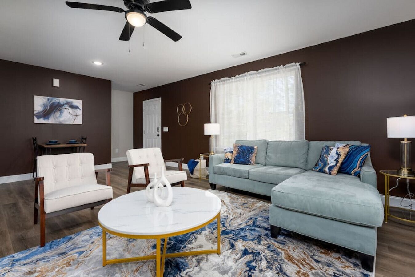 Rich in Relaxation- Central ILM w/King Bed