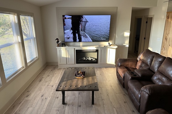Smart TV, fireplace