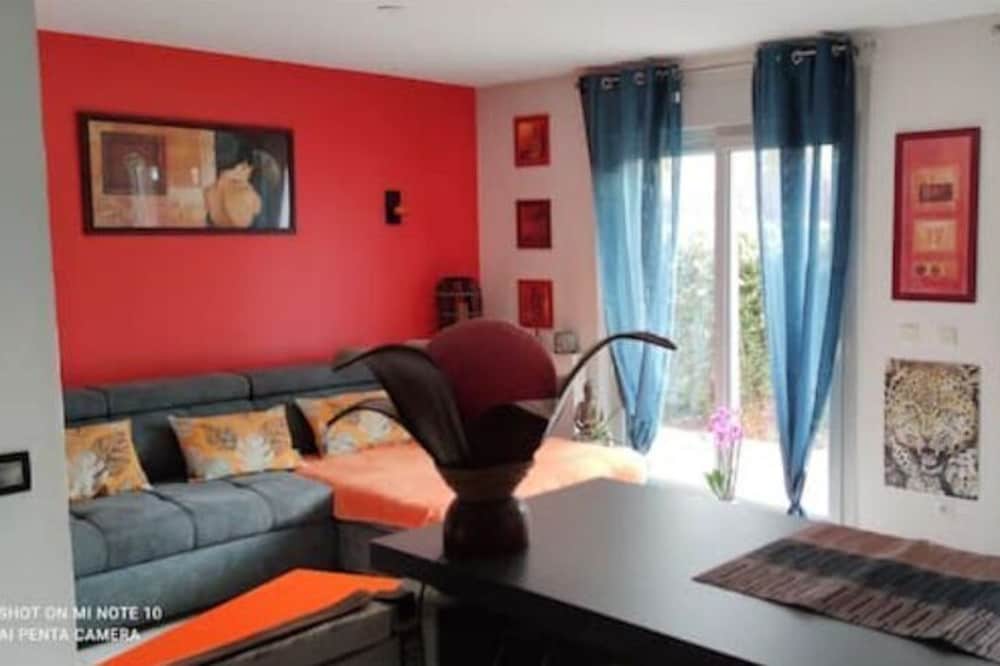 T 2 50 m 2 with terrace near lake and restaurants.