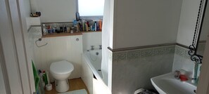 Haartrockner, Handtücher, Seife, Shampoo