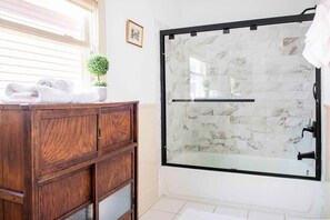 Baignoire, séchoir à cheveux, serviettes fournies, shampooing