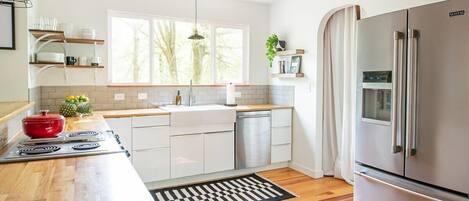 Réfrigérateur, four à micro-ondes, un four, surface de cuisson