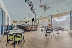 Good Vibes Tiki Bar with outdoor live entertainment and poolside service - 2417 Newly Renovated Special ~ 3BR ~ Pools ~ Bar ~ Gym ~ Dining ~ Book Oct 15th (Destin)