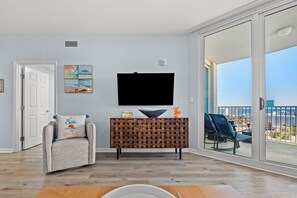 TV connectée, cheminée, livres
