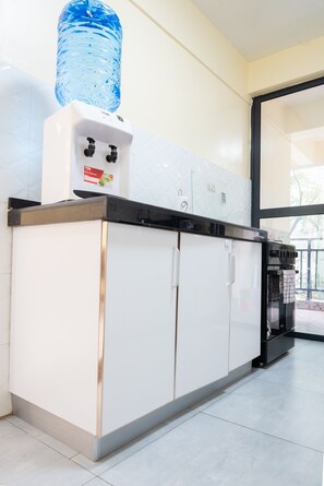 Kühlschrank, Mikrowelle, Ofen, Herdplatte