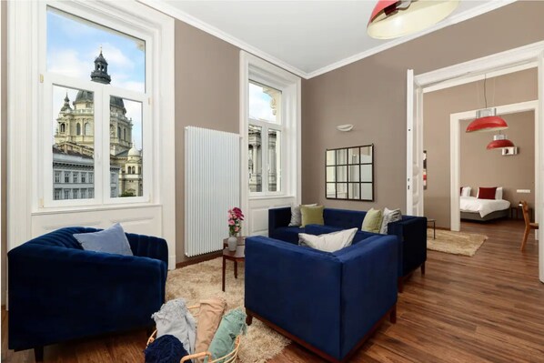 Luxury Apartment | 2 bedrooms, premium bedding, iron/ironing board, cribs/infant beds