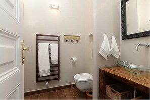 Luxury Apartment | Bathroom | Shower, hair dryer, towels, soap