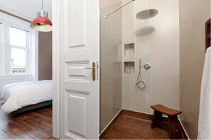 Luxury-Apartment | 2 Schlafzimmer, hochwertige Bettwaren, Bügeleisen/Bügelbrett, Babybetten