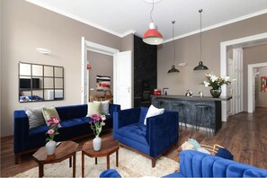Luxury Apartment | 2 bedrooms, premium bedding, iron/ironing board, cribs/infant beds