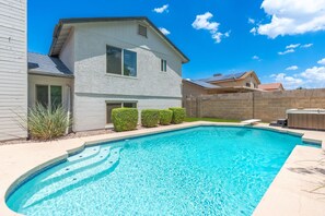 حمّام سباحة خارجي