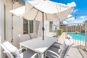 تناول الطعام بالخارج