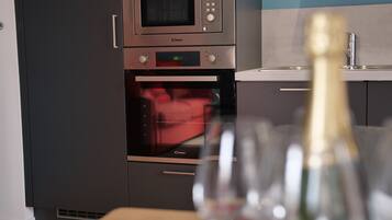 Réfrigérateur, micro-ondes, plaque de cuisson, lave-vaisselle