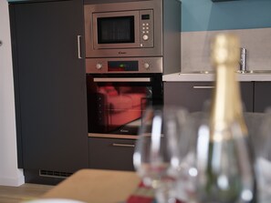 Réfrigérateur, micro-ondes, plaque de cuisson, lave-vaisselle
