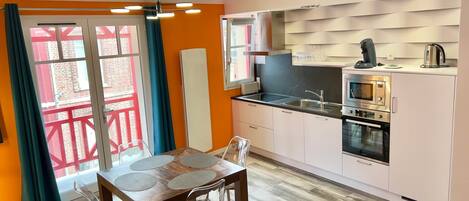 Kühlschrank, Mikrowelle, Herdplatte, Geschirrspüler