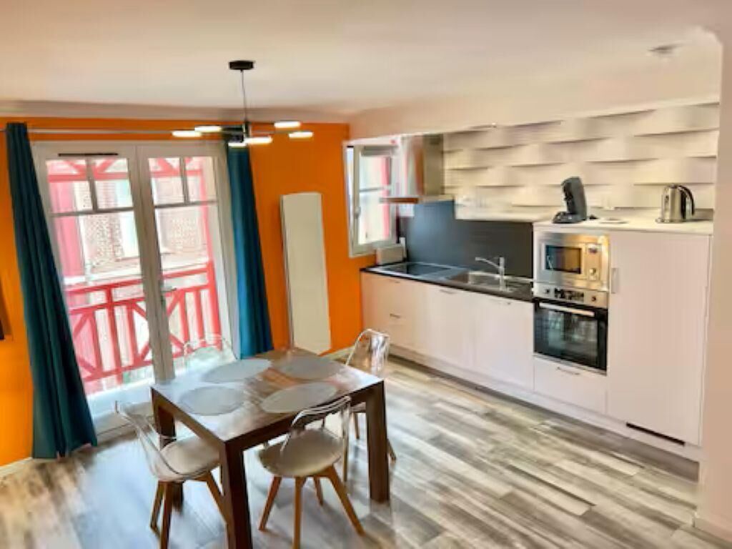 Cafetera/tetera, mesa de comedor