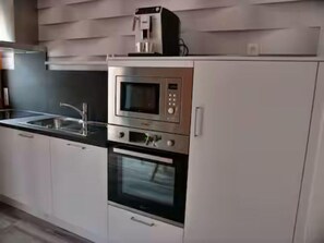 Coffee/tea maker, dining tables