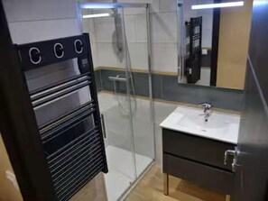 Shower, towels