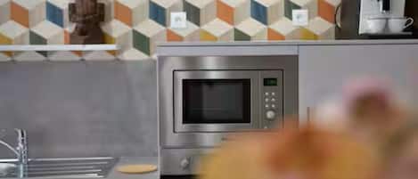 Kühlschrank, Mikrowelle, Ofen, Herdplatte