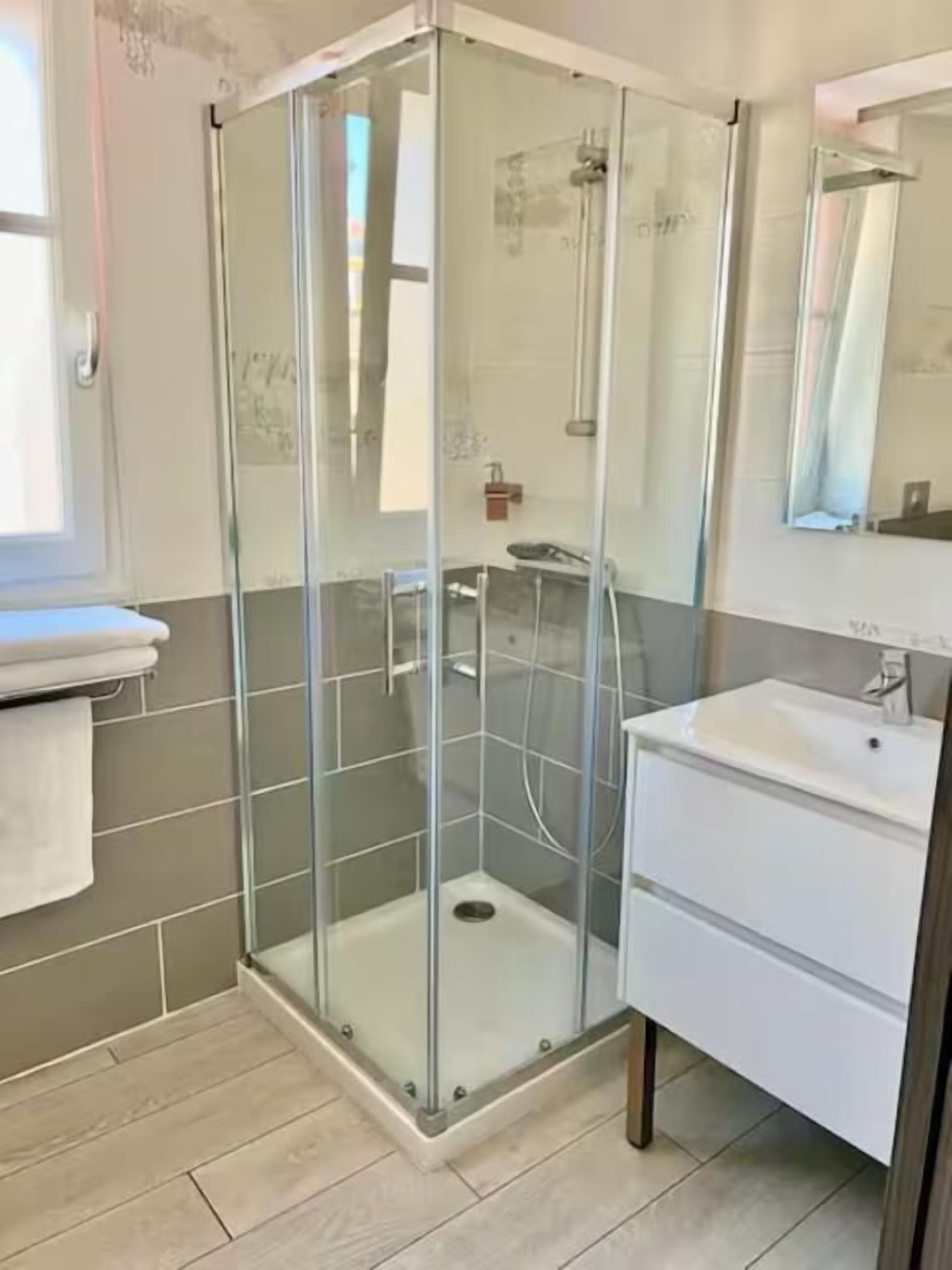 Shower, towels