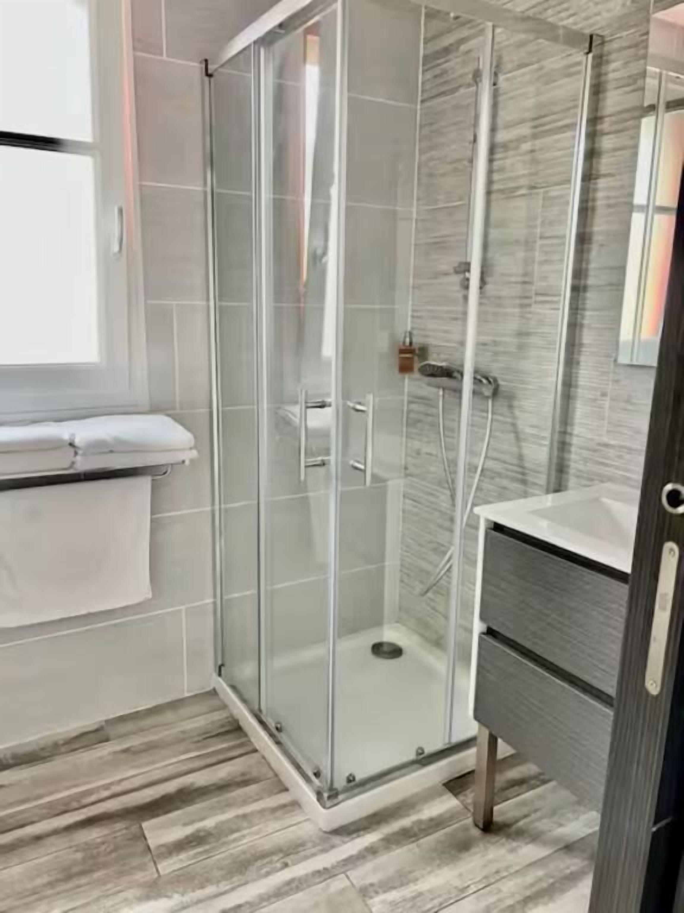 Douche, serviettes fournies