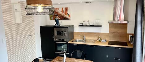 Kühlschrank, Mikrowelle, Herdplatte, Geschirrspüler