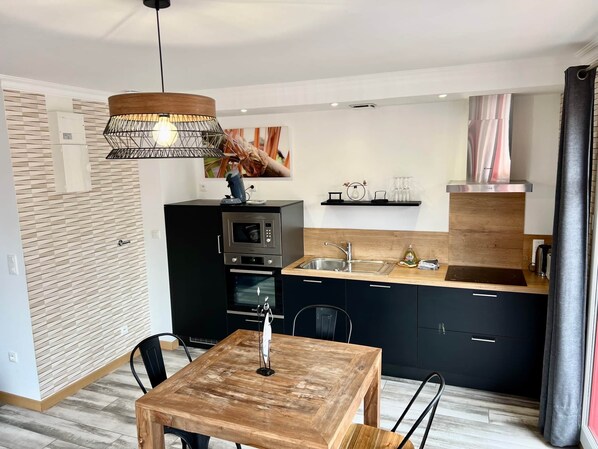 Fridge, microwave, stovetop, dishwasher