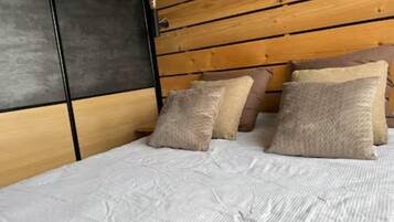 3 bedrooms, travel cot, free WiFi, bed sheets