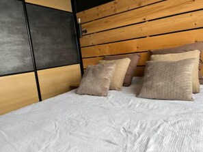 3 bedrooms, travel cot, free WiFi, bed sheets