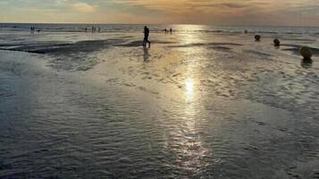 På stranden