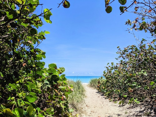 “Cottage-Like” 2 Beds/2 Bath Condo Close To Beaches & The Heart Of ‘Old Stuart'