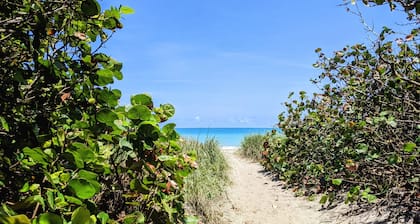 “Cottage-Like” 2 Beds/2 Bath Condo Close To Beaches & The Heart Of ‘Old Stuart'