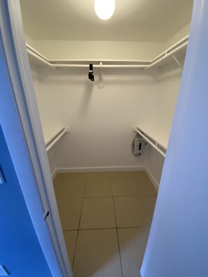 Serviettes fournies, savon, shampoing, papier toilette