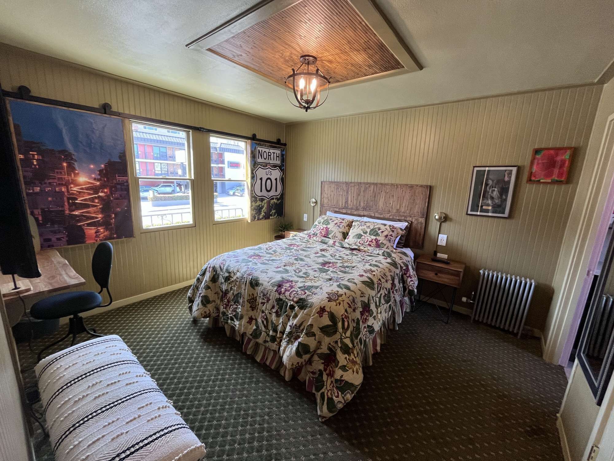 Elegant street-facing room with a private kitchen