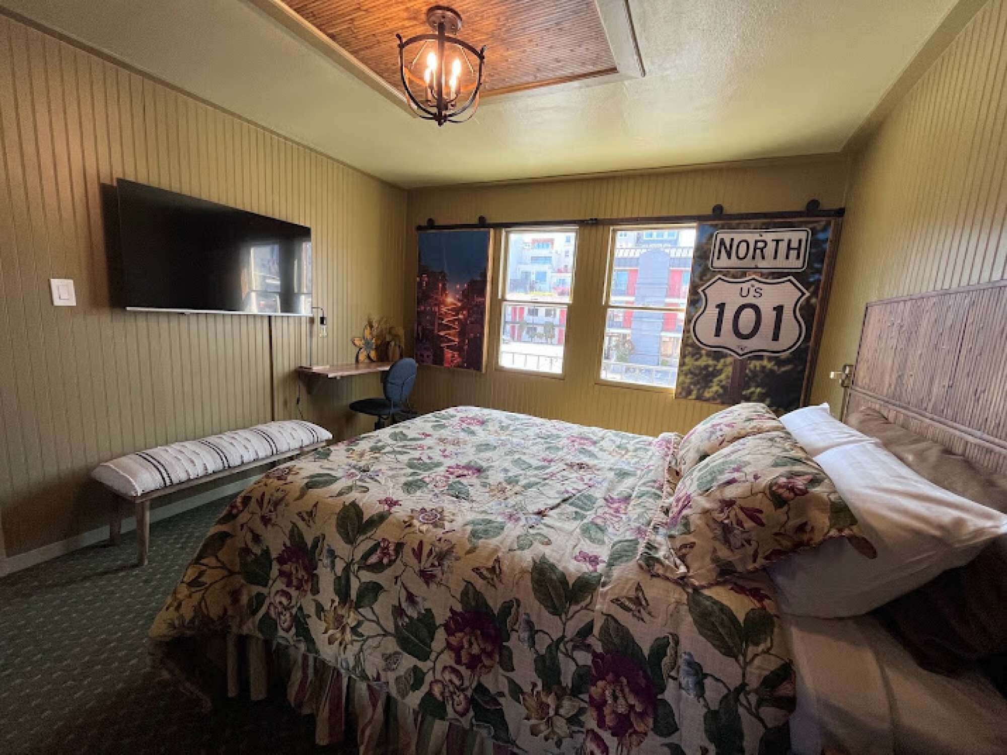 Elegant street-facing room with a private kitchen