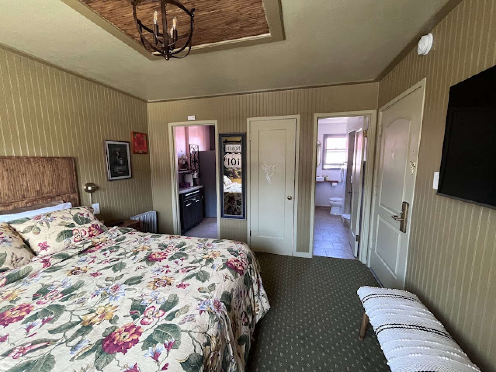 Elegant street-facing room with a private kitchen