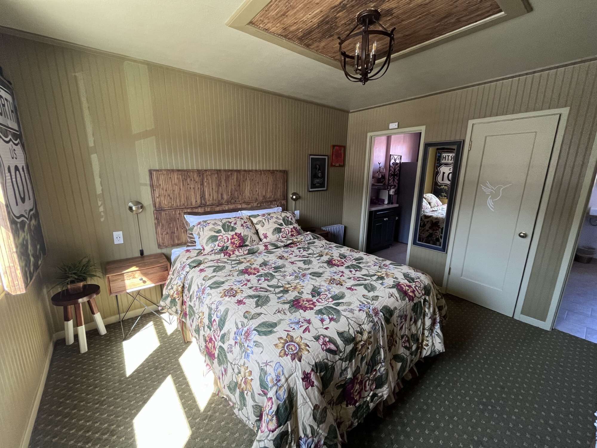 Elegant street-facing room with a private kitchen