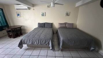 1 dormitorio, tabla de planchar con plancha, wifi y ropa de cama