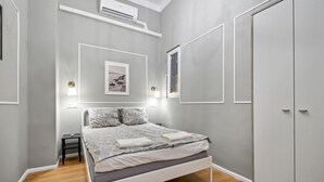 A modern bedroom with a bed, bedside tables, and a wardrobe. - Venus Apartments - Akacfa street I (Budapest)