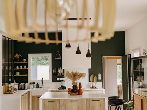 Geladeira, micro-ondas, fogão, cooktop