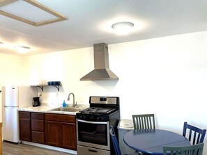 Een koelkast, een magnetron, een oven, een kookplaat