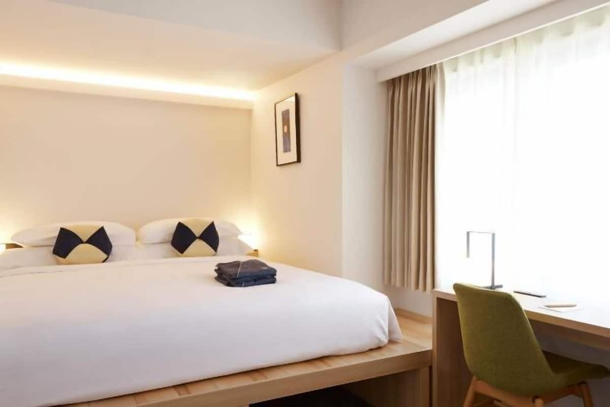 Blackout drapes, soundproofing, free WiFi, bed sheets