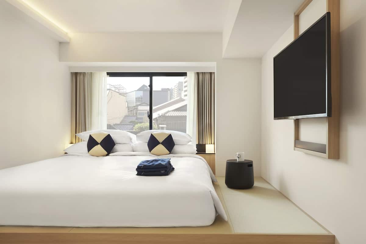 Comfy Hollywood Twin | Blackout drapes, soundproofing, free WiFi, bed sheets
