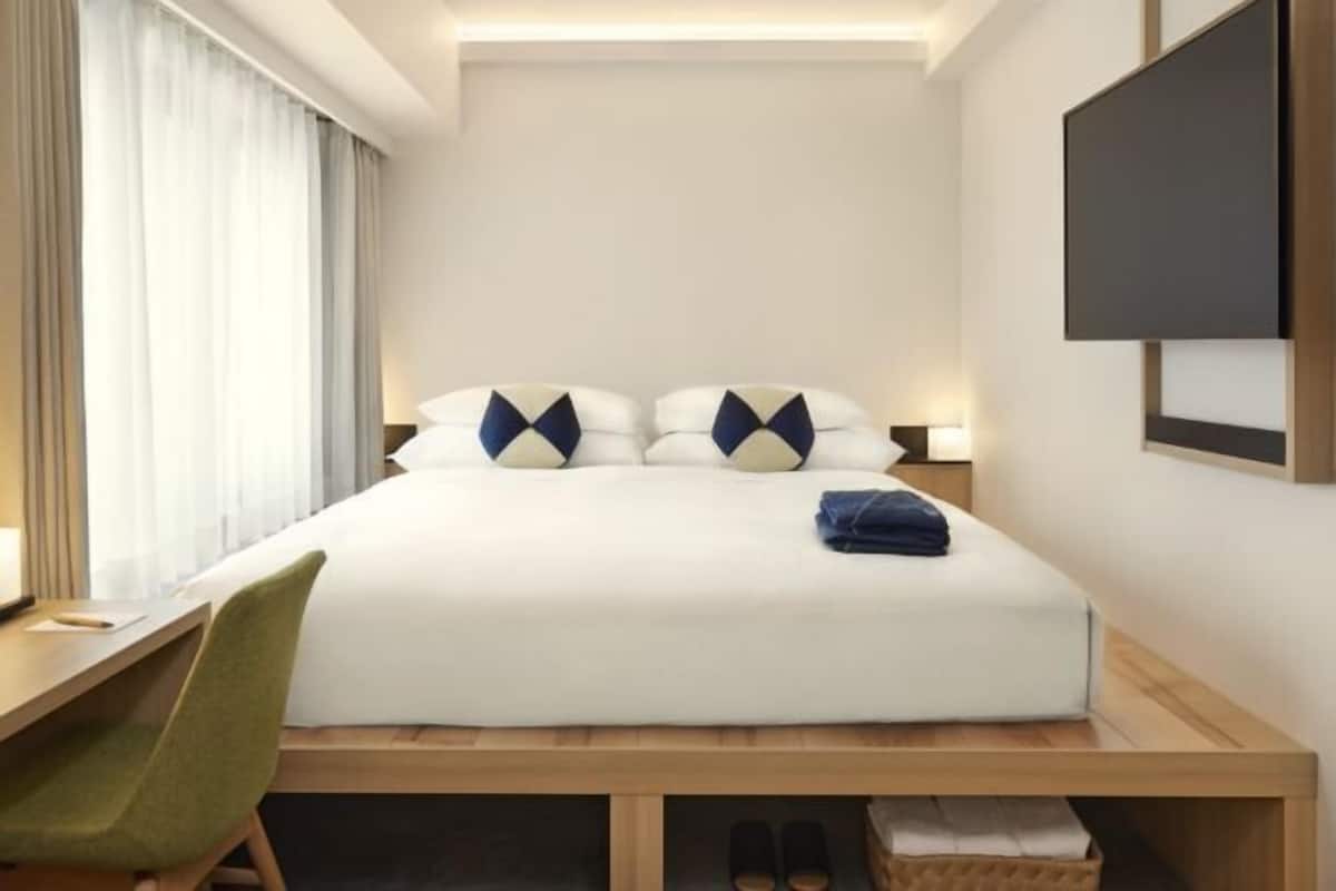 Blackout drapes, soundproofing, free WiFi, bed sheets